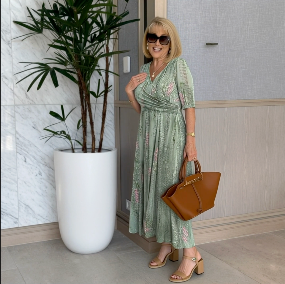 Celia | Elegante vestido midi con cuello en V